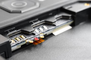 Geniş bant 5g mobil iletişim teknoloji kavramı. Modern smartphone içinde çift SIM kart yuvası. Uluslararası mobil abone kimlik modülü SIM depolar. IMSI numarası
