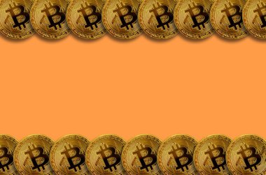 Kopya alanı ile birçok altın bitcoins. Cryptocurrency Internet kaynakları için arka plan resmi. Düz yatıyordu üstten görünüm