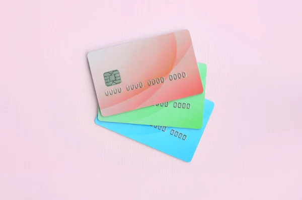 Trois Cartes Crédit Colorées Reposent Sur Fond Rose Pastel Concept — Photo