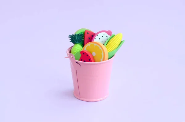 Különböző Friss Gyümölcsök Egy Kis Rózsaszín Vödör Lila Háttér Szezonális — Stock Fotó