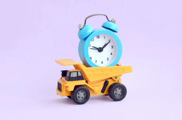 Camión Volquete Cargado Con Reloj Despertador Sobre Fondo Lila Pastel — Foto de Stock