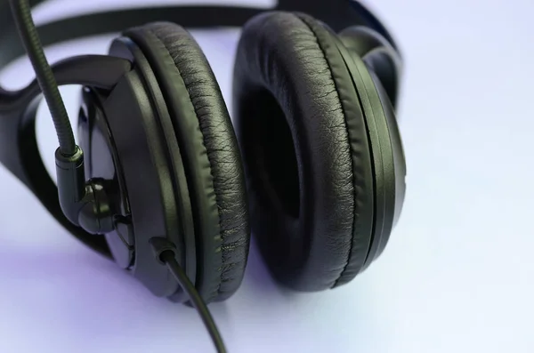 Siyah Kulaklık Bir Pastel Renkli Menekşe Özgeçmişlerine Yatıyor Müzik Dinleme — Stok fotoğraf