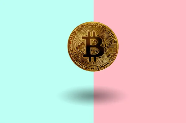 Bitcoin Dorado Flotando Fondo Color Rosa Pastel Fondo Azul Concepto — Foto de Stock