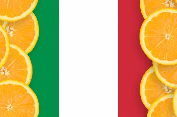 오렌지 조각의 프레임에서 이탈리아 플래그입니다 감귤의 — 스톡 사진
