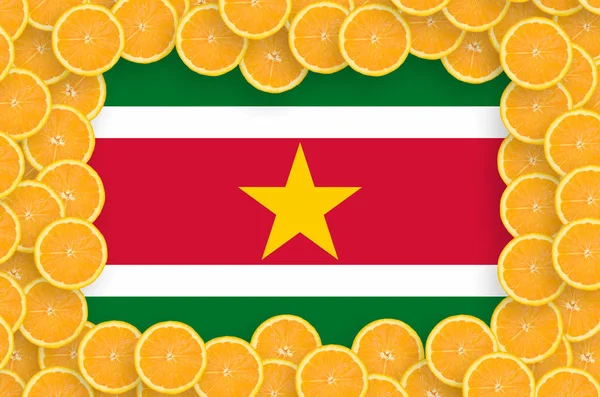 Suriname Zászlaja Keret Narancssárga Citrus Gyümölcs Szelet Koncepció Valamint Behozatali — Stock Fotó