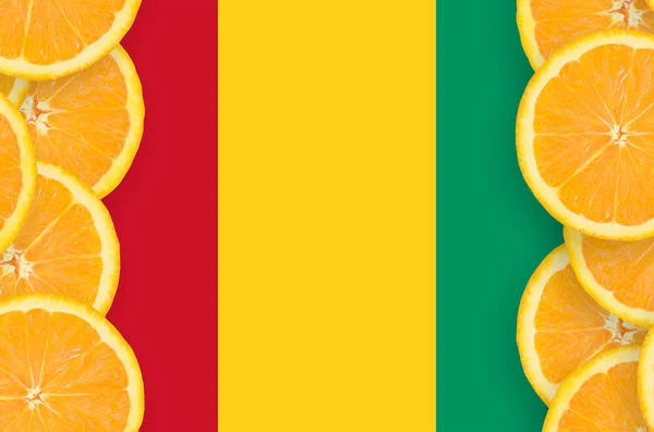 Guinea Zászlaja Függőleges Keret Narancssárga Citrus Gyümölcs Szelet Koncepció Valamint — Stock Fotó