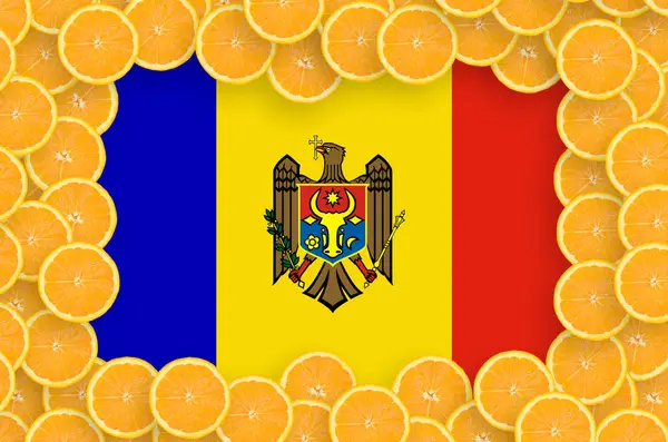 Σημαίας Μολδαβίας Στο Πλαίσιο Της Φέτες Πορτοκαλιού Εσπεριδοειδών Έννοια Της — Φωτογραφία Αρχείου