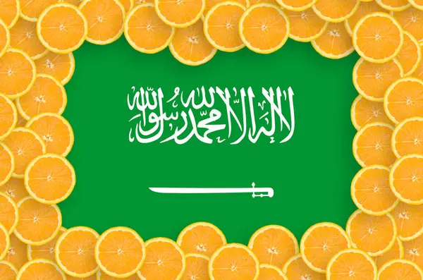 オレンジ色の柑橘系フルーツのスライスのフレームでサウジアラビアの国旗 柑橘類の輸出入だけでなく 成長の概念 — ストック写真