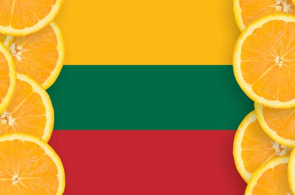 Litvánia Zászlaja Függőleges Keret Narancssárga Citrus Gyümölcs Szelet Koncepció Valamint — Stock Fotó