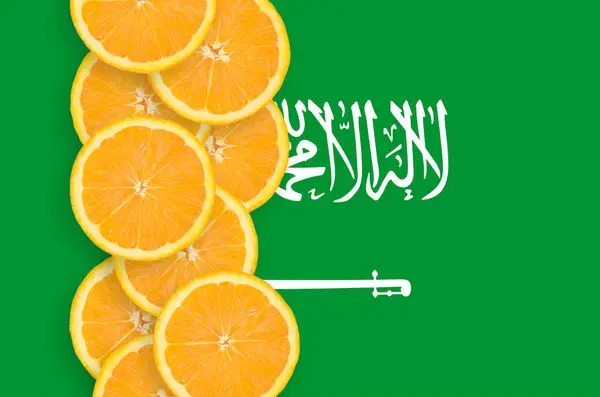 Bandera Arabia Saudita Fila Vertical Rodajas Cítricos Naranjas Concepto Cultivo —  Fotos de Stock