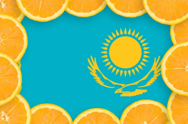 Kazahsztán Zászlaja Keret Narancssárga Citrus Gyümölcs Szelet Koncepció Valamint Behozatali — Stock Fotó