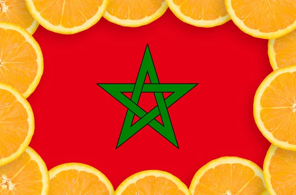 オレンジ色の柑橘系フルーツのスライスのフレームでモロッコの国旗 柑橘類の輸出入だけでなく 成長の概念 — ストック写真