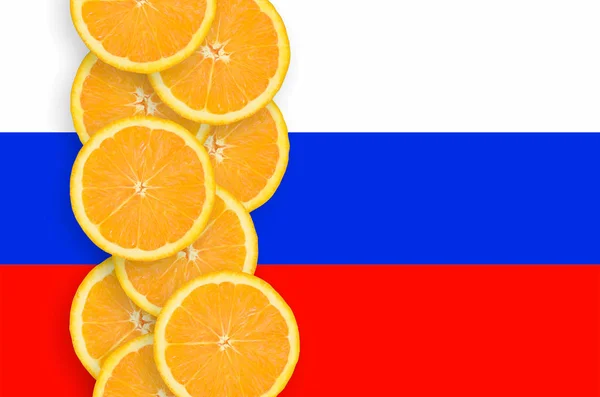 スロベニアの旗 オレンジの柑橘系フルーツのスライスの縦の列 柑橘類の輸出入だけでなく 成長の概念 — ストック写真