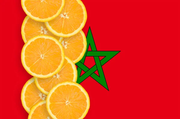 モロッコの国旗とオレンジの柑橘系フルーツのスライスの縦の列 柑橘類の輸出入だけでなく 成長の概念 — ストック写真