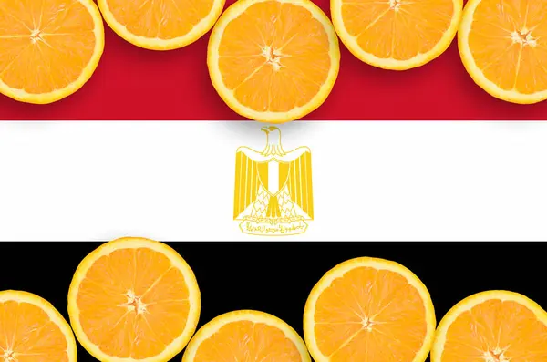 Egyptin Lippu Vaakasuorassa Kehyksessä Appelsiinisitrushedelmien Viipaleita Sitrushedelmien Viljelyn Tuonnin Viennin — kuvapankkivalokuva