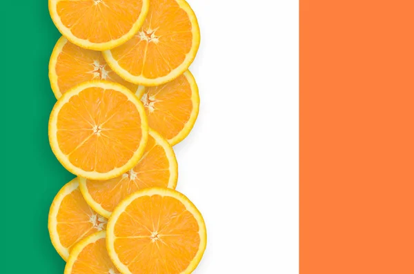 Σημαία Ιρλανδία Και Κάθετη Σειρά Των Φέτες Πορτοκαλιού Εσπεριδοειδών Έννοια — Φωτογραφία Αρχείου