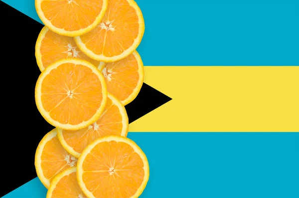 Bandeira Das Bahamas Fileira Vertical Fatias Frutas Cítricas Laranja Conceito — Fotografia de Stock