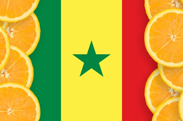 Bandeira Senegal Moldura Vertical Fatias Frutas Cítricas Laranja Conceito Cultura — Fotografia de Stock