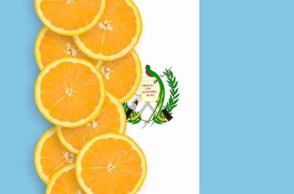 Vlag Van Guatemala Verticale Rij Van Oranje Citrusvruchten Segmenten Concept — Stockfoto