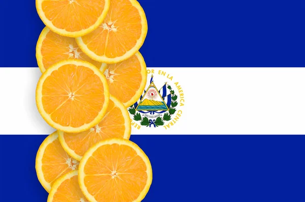 Флаг Сальвадора Вертикальный Ряд Оранжевых Цитрусовых Ломтиков Концепция Выращивания Импорта — стоковое фото