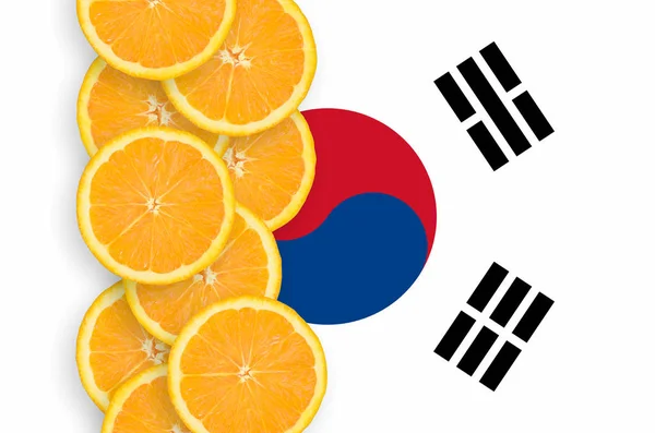 Flaga Korei Południowej Pionowym Rzędzie Plasterki Pomarańczy Owoców Cytrusowych Koncepcja — Zdjęcie stockowe