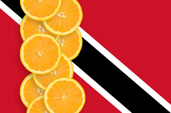 Trinidad Und Tobago Flagge Und Vertikale Reihe Von Orangen Zitrusfrüchten — Stockfoto