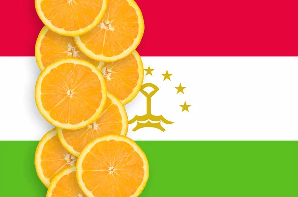 Tadschikistan Flagge Und Senkrechte Reihe Orangefarbener Zitrusfruchtscheiben Konzept Des Anbaus — Stockfoto
