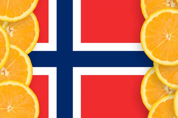 Norge Flagga Vertikal Ram Orange Citrus Frukt Skivor Begreppet Växer — Stockfoto