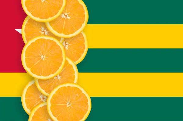 Togo Zászló Függőleges Sorban Szelet Narancs Citrusfélék Koncepció Valamint Behozatali — Stock Fotó