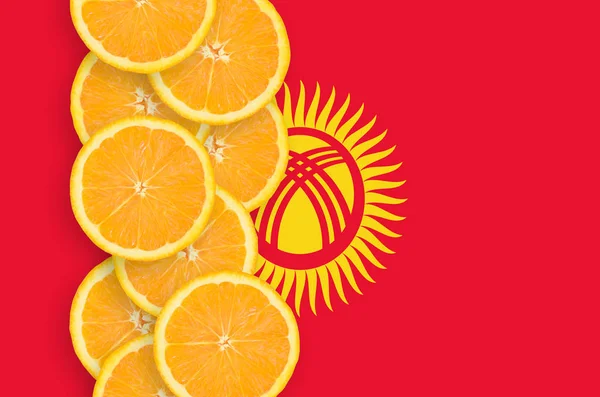 Kirgizisztán Zászló Függőleges Sorban Szelet Narancs Citrusfélék Koncepció Valamint Behozatali — Stock Fotó