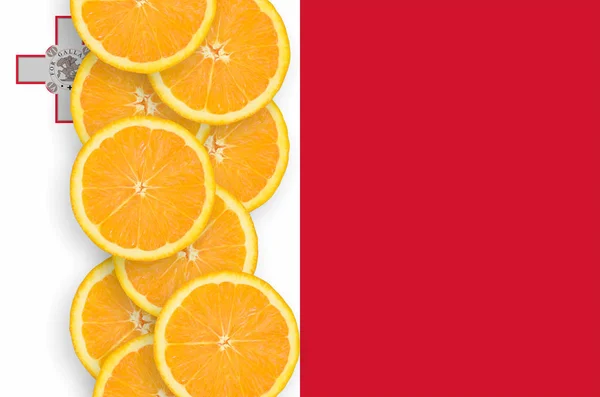 Malta Flagge Und Senkrechte Reihe Von Orangen Zitrusfrucht Scheiben Konzept — Stockfoto