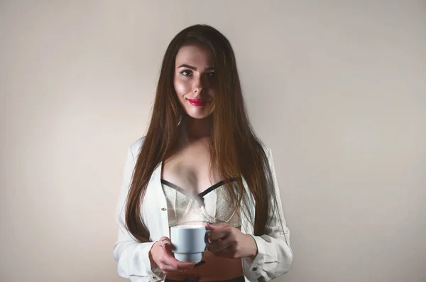 Portrét Mladé Sexy Kavkazské Bruneta Dívka Bílé Košili Bílé Spodní — Stock fotografie