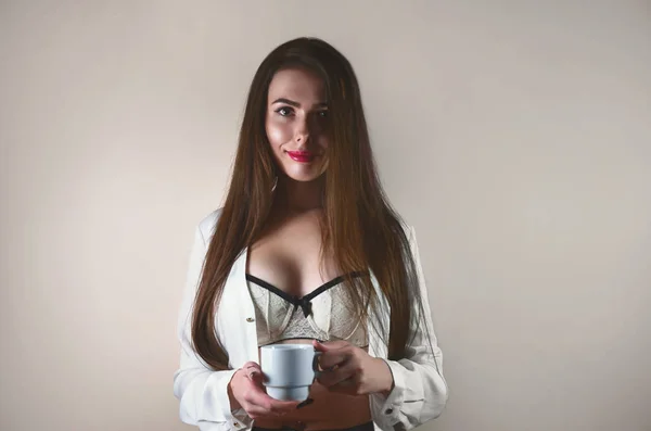 Retrato Menina Morena Branca Jovem Sexy Uma Camisa Branca Roupa — Fotografia de Stock