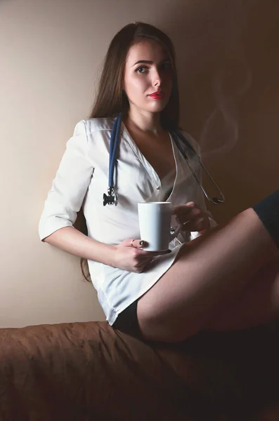 Νέος Και Σέξι Μελαχρινή Νοσοκόμα Κορίτσι Ένα Λευκό Πουκάμισο Και — Φωτογραφία Αρχείου
