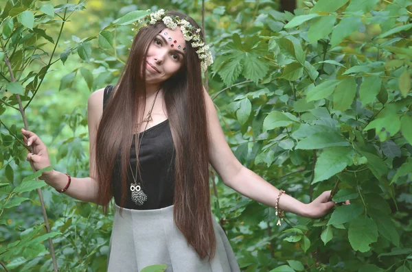 Portrait Emotional Young Girl Floral Wreath Her Head Shiny Ornaments — Stock Photo, Image