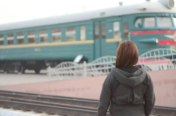 Молода Руда Дівчина Стоїть Залізничній Платформі Спостерігає Поїздом Вилітає Жінка — стокове фото