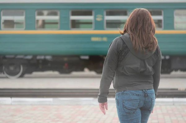 Молода Руда Дівчина Стоїть Залізничній Платформі Спостерігає Поїздом Вилітає Жінка — стокове фото