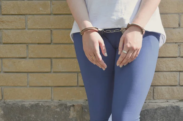 Fragmento Del Cuerpo Una Joven Criminal Con Las Manos Esposadas — Foto de Stock