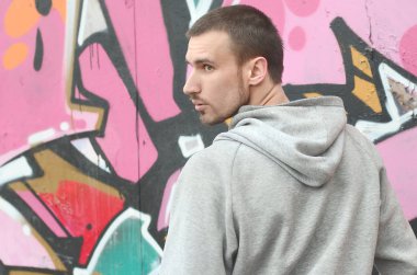 Bir genç grafiti sanatçısı çizim sırasında etrafına bakıyor. Vandal duvardaki resim çizerken undetected olmaya çalışıyor. Holiganizmi ve mülke zarar kavramı
