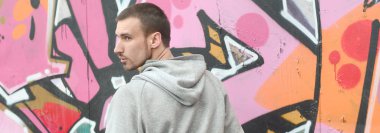 Bir genç grafiti sanatçısı çizim sırasında etrafına bakıyor. Vandal duvardaki resim çizerken undetected olmaya çalışıyor. Holiganizmi ve mülke zarar kavramı