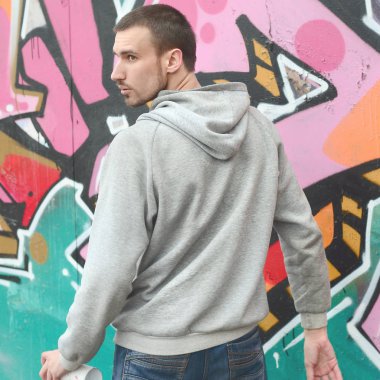 Bir genç grafiti sanatçısı çizim sırasında etrafına bakıyor. Vandal duvardaki resim çizerken undetected olmaya çalışıyor. Holiganizmi ve mülke zarar kavramı