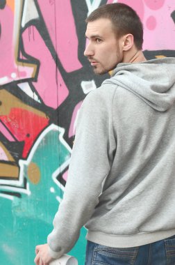 Bir genç grafiti sanatçısı çizim sırasında etrafına bakıyor. Vandal duvardaki resim çizerken undetected olmaya çalışıyor. Holiganizmi ve mülke zarar kavramı