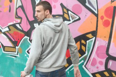 Bir genç grafiti sanatçısı çizim sırasında etrafına bakıyor. Vandal duvardaki resim çizerken undetected olmaya çalışıyor. Holiganizmi ve mülke zarar kavramı