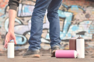 Bir fotoğraf boya belirli bir sayının üzerinde büyük grafiti çizim genç adam çizer duvar boşlukla çerçevede kutular. Duvar grafiti çizim Modern Sanat