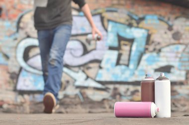 Bir fotoğraf boya belirli bir sayının üzerinde büyük grafiti çizim genç adam çizer duvar boşlukla çerçevede kutular. Duvar grafiti çizim Modern Sanat