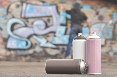 Bir fotoğraf boya belirli bir sayının üzerinde büyük grafiti çizim genç adam çizer duvar boşlukla çerçevede kutular. Duvar grafiti çizim Modern Sanat
