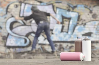 Bir fotoğraf boya belirli bir sayının üzerinde büyük grafiti çizim genç adam çizer duvar boşlukla çerçevede kutular. Duvar grafiti çizim Modern Sanat