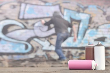 Bir fotoğraf boya belirli bir sayının üzerinde büyük grafiti çizim genç adam çizer duvar boşlukla çerçevede kutular. Duvar grafiti çizim Modern Sanat