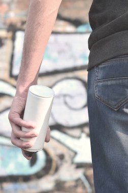 Dikiz bir duvara sprey boya ile çizim bir adam. Bir grafiti sanatçısı bir sprey ile bir fotoğraf elinde olabilir. Sokak sanatı, duvarlara boya çizim kavramı