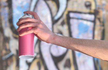 Fotoğraf üzerinde bir tuğla duvar yeni bir renk resim çizer bir sokak sanatçısı el. Kültür gençlik grafiti sokak sanatı türlerinden biri. Duvarlarını terk edilmiş binaların